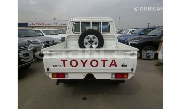 Acheter Import Voiture Toyota Land Cruiser Blanc à Import - Dubai, Somalie Acheter Import Voiture Toyota Land Cruiser Blanc à Import - Dubai, Somalie