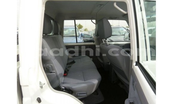 Acheter Import Voiture Toyota Land Cruiser Blanc à Import - Dubai, Somalie Acheter Import Voiture Toyota Land Cruiser Blanc à Import - Dubai, Somalie