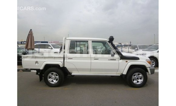 Acheter Import Voiture Toyota Land Cruiser Blanc à Import - Dubai, Somalie Acheter Import Voiture Toyota Land Cruiser Blanc à Import - Dubai, Somalie