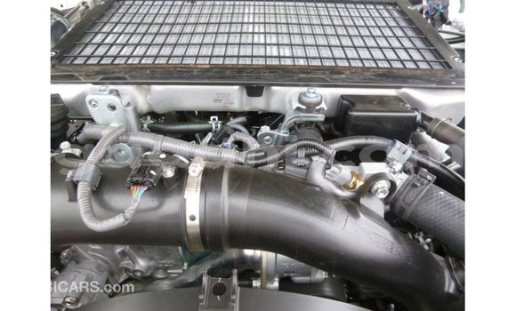 Acheter Import Voiture Toyota Land Cruiser Blanc à Import - Dubai, Somalie Acheter Import Voiture Toyota Land Cruiser Blanc à Import - Dubai, Somalie