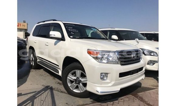 Acheter Import Voiture Toyota Land Cruiser Blanc à Import - Dubai, Somalie Acheter Import Voiture Toyota Land Cruiser Blanc à Import - Dubai, Somalie