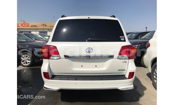 Acheter Import Voiture Toyota Land Cruiser Blanc à Import - Dubai, Somalie Acheter Import Voiture Toyota Land Cruiser Blanc à Import - Dubai, Somalie