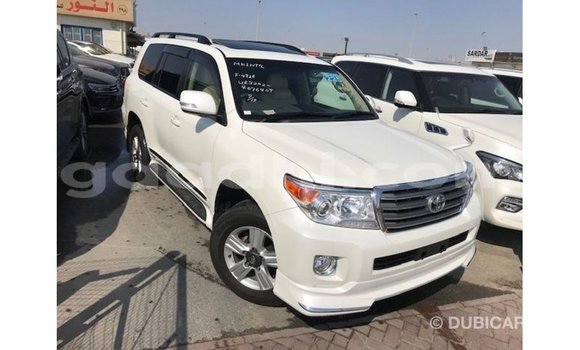 Acheter Import Voiture Toyota Land Cruiser Blanc à Import - Dubai, Somalie Acheter Import Voiture Toyota Land Cruiser Blanc à Import - Dubai, Somalie