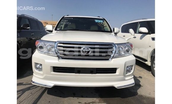 Acheter Import Voiture Toyota Land Cruiser Blanc à Import - Dubai, Somalie Acheter Import Voiture Toyota Land Cruiser Blanc à Import - Dubai, Somalie
