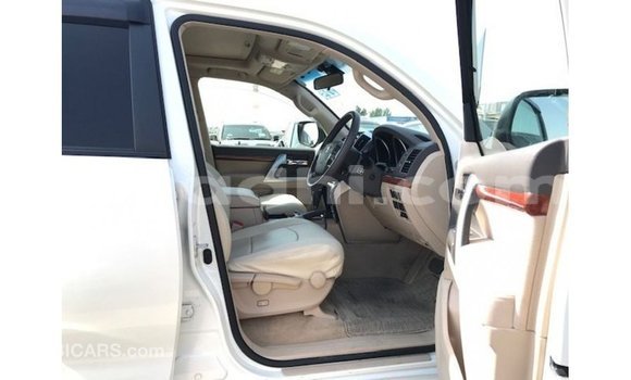 Acheter Import Voiture Toyota Land Cruiser Blanc à Import - Dubai, Somalie Acheter Import Voiture Toyota Land Cruiser Blanc à Import - Dubai, Somalie