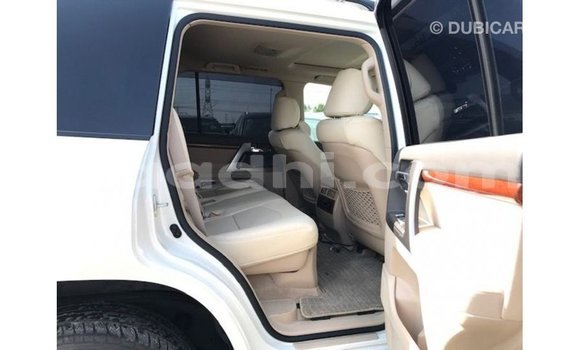 Acheter Import Voiture Toyota Land Cruiser Blanc à Import - Dubai, Somalie Acheter Import Voiture Toyota Land Cruiser Blanc à Import - Dubai, Somalie