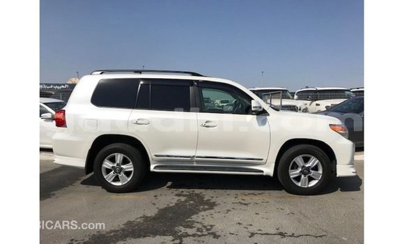 Acheter Import Voiture Toyota Land Cruiser Blanc à Import - Dubai, Somalie Acheter Import Voiture Toyota Land Cruiser Blanc à Import - Dubai, Somalie