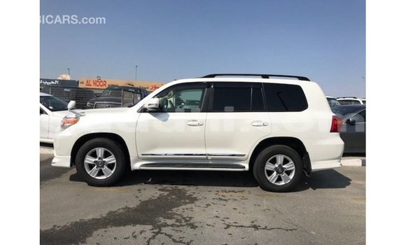 Acheter Import Voiture Toyota Land Cruiser Blanc à Import - Dubai, Somalie Acheter Import Voiture Toyota Land Cruiser Blanc à Import - Dubai, Somalie
