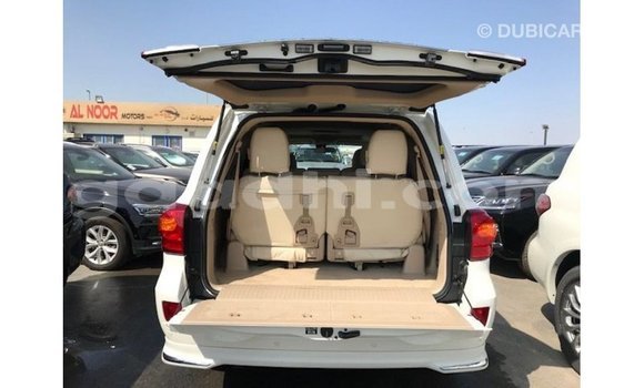 Acheter Import Voiture Toyota Land Cruiser Blanc à Import - Dubai, Somalie Acheter Import Voiture Toyota Land Cruiser Blanc à Import - Dubai, Somalie