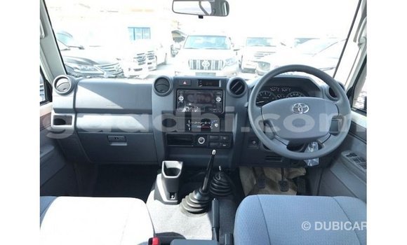 Acheter Import Voiture Toyota Land Cruiser Blanc à Import - Dubai, Somalie Acheter Import Voiture Toyota Land Cruiser Blanc à Import - Dubai, Somalie