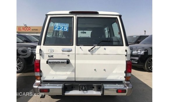 Acheter Import Voiture Toyota Land Cruiser Blanc à Import - Dubai, Somalie Acheter Import Voiture Toyota Land Cruiser Blanc à Import - Dubai, Somalie