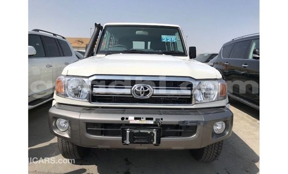 Acheter Import Voiture Toyota Land Cruiser Blanc à Import - Dubai, Somalie Acheter Import Voiture Toyota Land Cruiser Blanc à Import - Dubai, Somalie