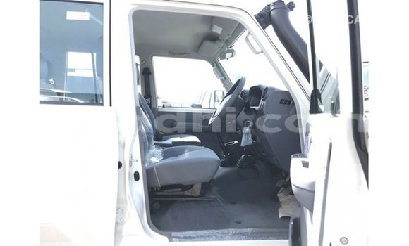 Acheter Import Voiture Toyota Land Cruiser Blanc à Import - Dubai, Somalie Acheter Import Voiture Toyota Land Cruiser Blanc à Import - Dubai, Somalie
