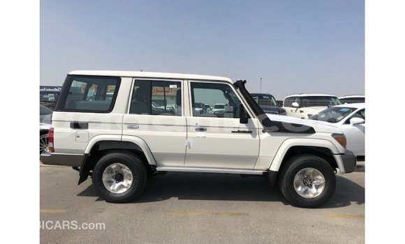 Acheter Import Voiture Toyota Land Cruiser Blanc à Import - Dubai, Somalie Acheter Import Voiture Toyota Land Cruiser Blanc à Import - Dubai, Somalie