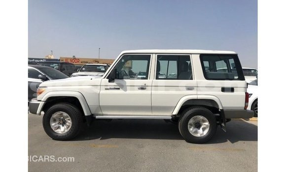Acheter Import Voiture Toyota Land Cruiser Blanc à Import - Dubai, Somalie Acheter Import Voiture Toyota Land Cruiser Blanc à Import - Dubai, Somalie