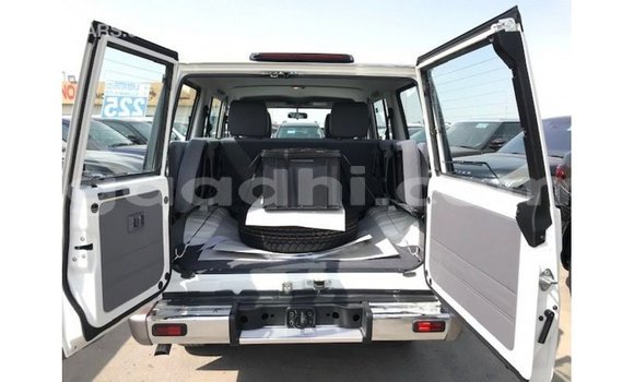 Acheter Import Voiture Toyota Land Cruiser Blanc à Import - Dubai, Somalie Acheter Import Voiture Toyota Land Cruiser Blanc à Import - Dubai, Somalie