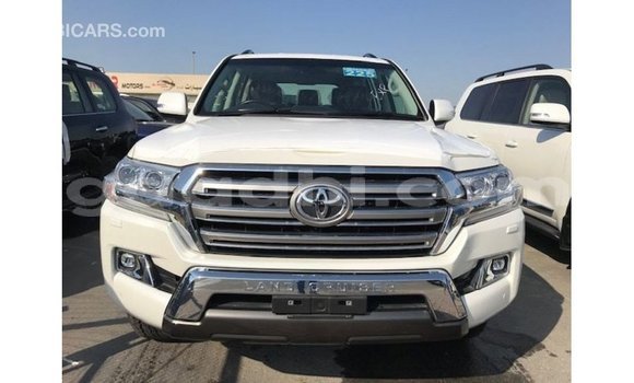 Acheter Import Voiture Toyota Land Cruiser Blanc à Import - Dubai, Somalie Acheter Import Voiture Toyota Land Cruiser Blanc à Import - Dubai, Somalie