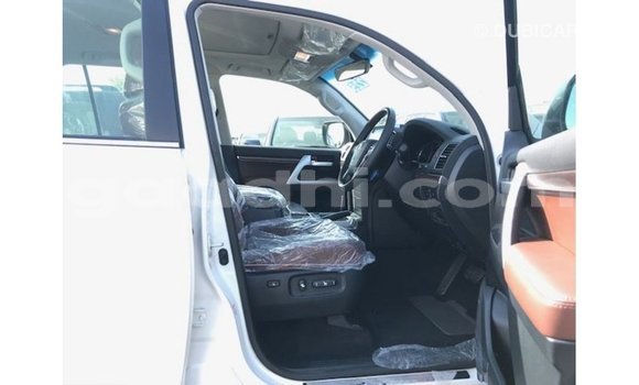 Acheter Import Voiture Toyota Land Cruiser Blanc à Import - Dubai, Somalie Acheter Import Voiture Toyota Land Cruiser Blanc à Import - Dubai, Somalie