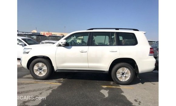 Acheter Import Voiture Toyota Land Cruiser Blanc à Import - Dubai, Somalie Acheter Import Voiture Toyota Land Cruiser Blanc à Import - Dubai, Somalie