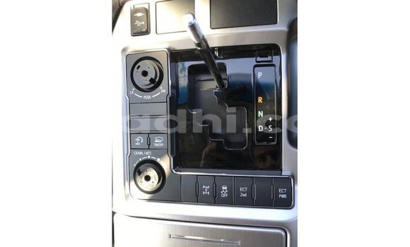 Acheter Import Voiture Toyota Land Cruiser Blanc à Import - Dubai, Somalie Acheter Import Voiture Toyota Land Cruiser Blanc à Import - Dubai, Somalie