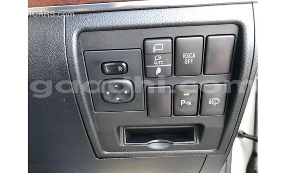 Acheter Import Voiture Toyota Land Cruiser Blanc à Import - Dubai, Somalie Acheter Import Voiture Toyota Land Cruiser Blanc à Import - Dubai, Somalie
