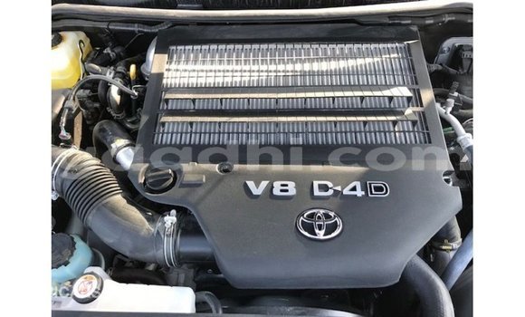 Acheter Import Voiture Toyota Land Cruiser Blanc à Import - Dubai, Somalie Acheter Import Voiture Toyota Land Cruiser Blanc à Import - Dubai, Somalie