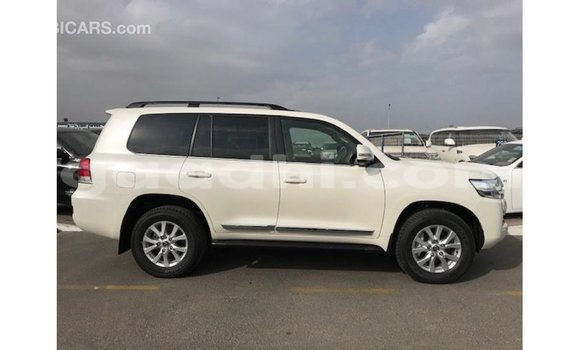 Acheter Import Voiture Toyota Land Cruiser Blanc à Import - Dubai, Somalie Acheter Import Voiture Toyota Land Cruiser Blanc à Import - Dubai, Somalie