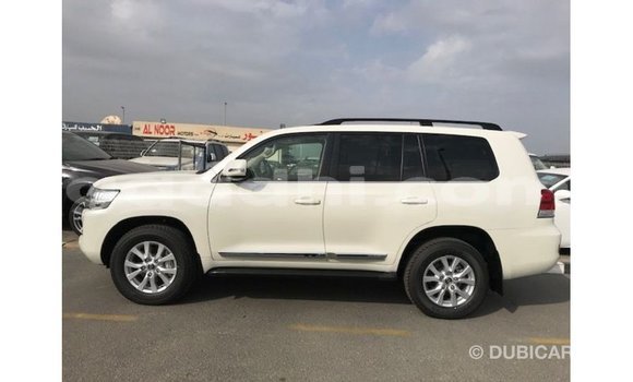 Acheter Import Voiture Toyota Land Cruiser Blanc à Import - Dubai, Somalie Acheter Import Voiture Toyota Land Cruiser Blanc à Import - Dubai, Somalie