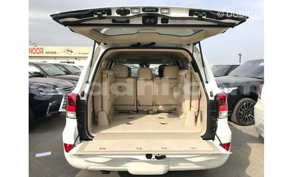 Acheter Import Voiture Toyota Land Cruiser Blanc à Import - Dubai, Somalie Acheter Import Voiture Toyota Land Cruiser Blanc à Import - Dubai, Somalie