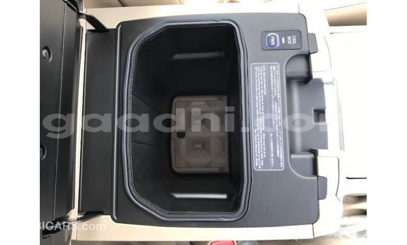 Acheter Import Voiture Toyota Land Cruiser Blanc à Import - Dubai, Somalie Acheter Import Voiture Toyota Land Cruiser Blanc à Import - Dubai, Somalie