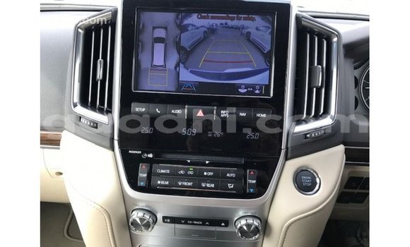 Acheter Import Voiture Toyota Land Cruiser Blanc à Import - Dubai, Somalie Acheter Import Voiture Toyota Land Cruiser Blanc à Import - Dubai, Somalie