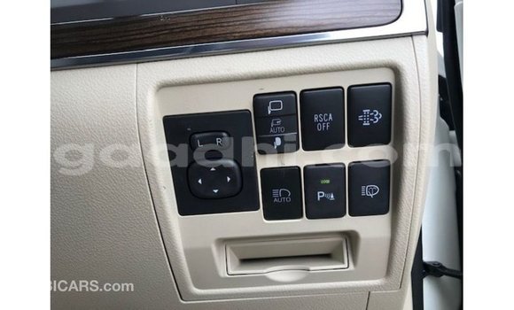 Acheter Import Voiture Toyota Land Cruiser Blanc à Import - Dubai, Somalie Acheter Import Voiture Toyota Land Cruiser Blanc à Import - Dubai, Somalie
