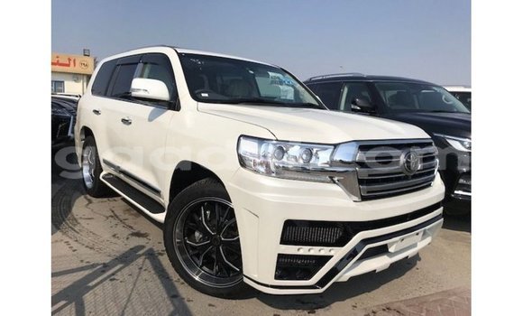 Acheter Import Voiture Toyota Land Cruiser Blanc à Import - Dubai, Somalie Acheter Import Voiture Toyota Land Cruiser Blanc à Import - Dubai, Somalie