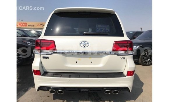 Acheter Import Voiture Toyota Land Cruiser Blanc à Import - Dubai, Somalie Acheter Import Voiture Toyota Land Cruiser Blanc à Import - Dubai, Somalie