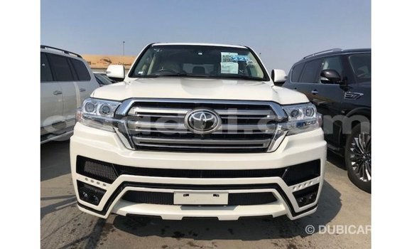 Acheter Import Voiture Toyota Land Cruiser Blanc à Import - Dubai, Somalie Acheter Import Voiture Toyota Land Cruiser Blanc à Import - Dubai, Somalie