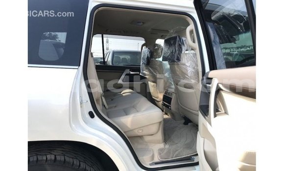 Acheter Import Voiture Toyota Land Cruiser Blanc à Import - Dubai, Somalie Acheter Import Voiture Toyota Land Cruiser Blanc à Import - Dubai, Somalie