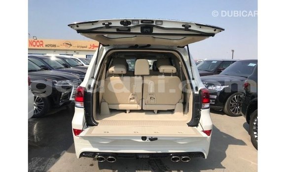 Acheter Import Voiture Toyota Land Cruiser Blanc à Import - Dubai, Somalie Acheter Import Voiture Toyota Land Cruiser Blanc à Import - Dubai, Somalie