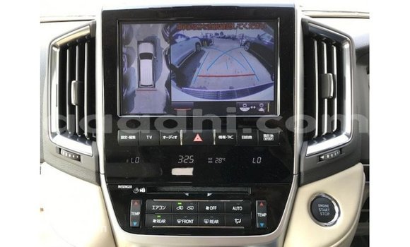 Acheter Import Voiture Toyota Land Cruiser Blanc à Import - Dubai, Somalie Acheter Import Voiture Toyota Land Cruiser Blanc à Import - Dubai, Somalie