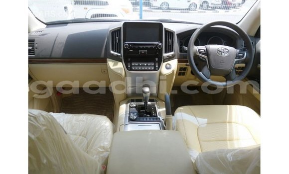 Acheter Import Voiture Toyota Land Cruiser Blanc à Import - Dubai, Somalie Acheter Import Voiture Toyota Land Cruiser Blanc à Import - Dubai, Somalie
