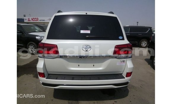 Acheter Import Voiture Toyota Land Cruiser Blanc à Import - Dubai, Somalie Acheter Import Voiture Toyota Land Cruiser Blanc à Import - Dubai, Somalie