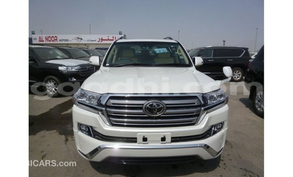 Acheter Import Voiture Toyota Land Cruiser Blanc à Import - Dubai, Somalie Acheter Import Voiture Toyota Land Cruiser Blanc à Import - Dubai, Somalie