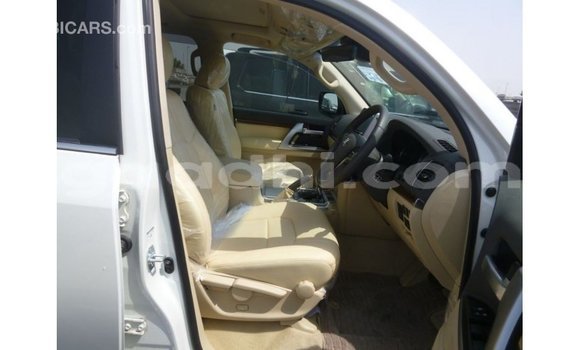 Acheter Import Voiture Toyota Land Cruiser Blanc à Import - Dubai, Somalie Acheter Import Voiture Toyota Land Cruiser Blanc à Import - Dubai, Somalie
