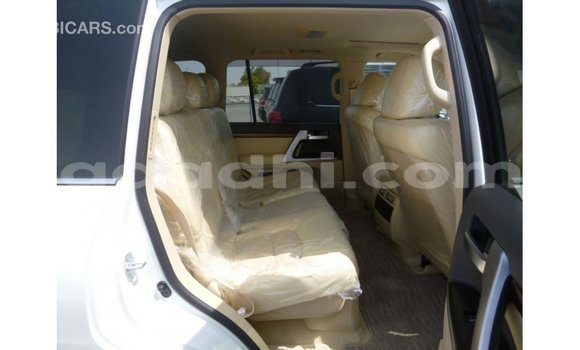 Acheter Import Voiture Toyota Land Cruiser Blanc à Import - Dubai, Somalie Acheter Import Voiture Toyota Land Cruiser Blanc à Import - Dubai, Somalie