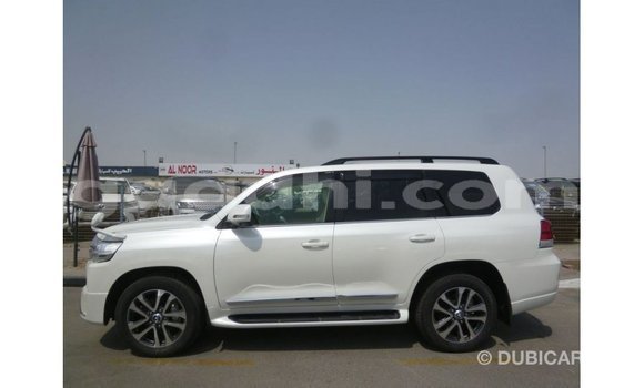 Acheter Import Voiture Toyota Land Cruiser Blanc à Import - Dubai, Somalie Acheter Import Voiture Toyota Land Cruiser Blanc à Import - Dubai, Somalie