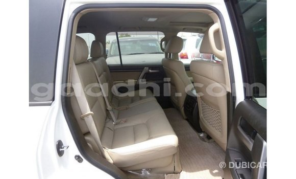 Acheter Import Voiture Toyota Land Cruiser Blanc à Import - Dubai, Somalie Acheter Import Voiture Toyota Land Cruiser Blanc à Import - Dubai, Somalie