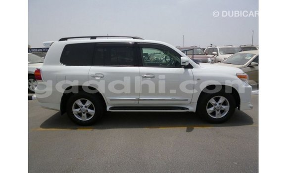 Acheter Import Voiture Toyota Land Cruiser Blanc à Import - Dubai, Somalie Acheter Import Voiture Toyota Land Cruiser Blanc à Import - Dubai, Somalie