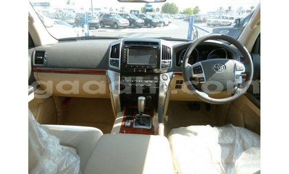Acheter Import Voiture Toyota Land Cruiser Blanc à Import - Dubai, Somalie Acheter Import Voiture Toyota Land Cruiser Blanc à Import - Dubai, Somalie