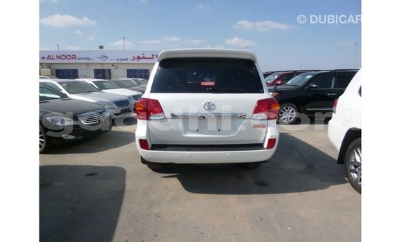 Acheter Import Voiture Toyota Land Cruiser Blanc à Import - Dubai, Somalie Acheter Import Voiture Toyota Land Cruiser Blanc à Import - Dubai, Somalie