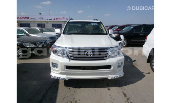 Acheter Import Voiture Toyota Land Cruiser Blanc à Import - Dubai, Somalie Acheter Import Voiture Toyota Land Cruiser Blanc à Import - Dubai, Somalie