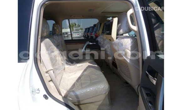 Acheter Import Voiture Toyota Land Cruiser Blanc à Import - Dubai, Somalie Acheter Import Voiture Toyota Land Cruiser Blanc à Import - Dubai, Somalie